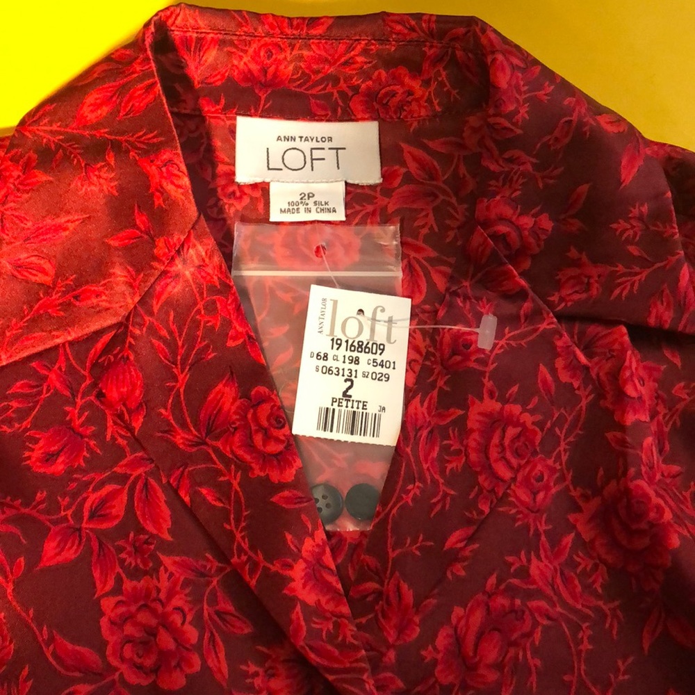 🆕 Ann Taylor LOFT red rose print silk blouse - Picture 5 of 7